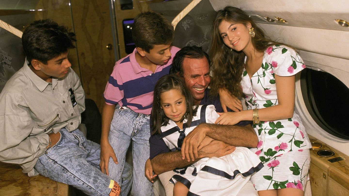 Julio Iglesias, con sus tres hijos mayores y Tamara Falcó. (Getty)