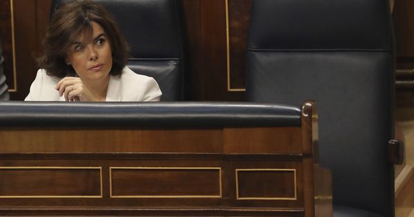 Foto: El escaño vacío de Mariano Rajoy. A su lado, el ocupado por la vicepresidenta del Gobierno, Soraya Sáenz de Santamería (EFE)