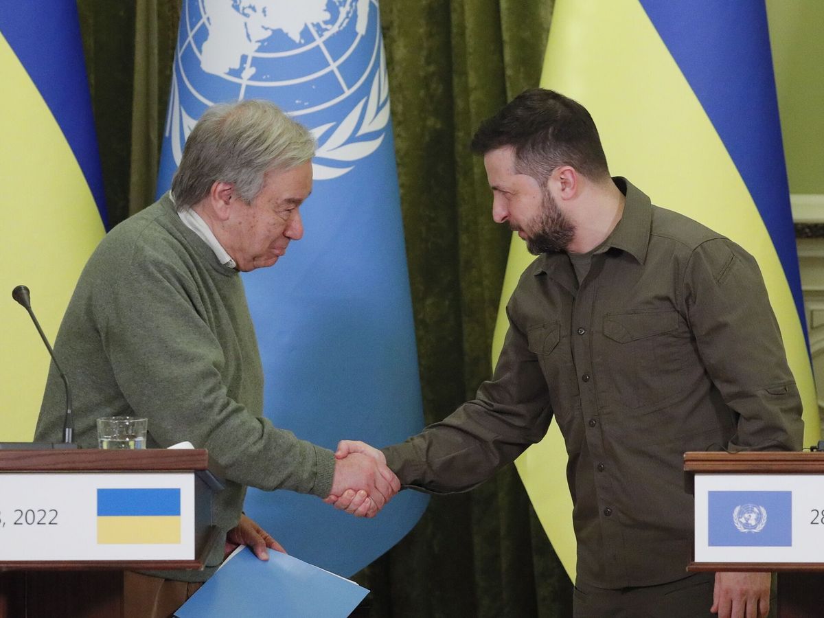 Foto: El secretario general de la ONU junto al presidente de Ucrania. (EFE/EPA/Sergey Dolzhenko)
