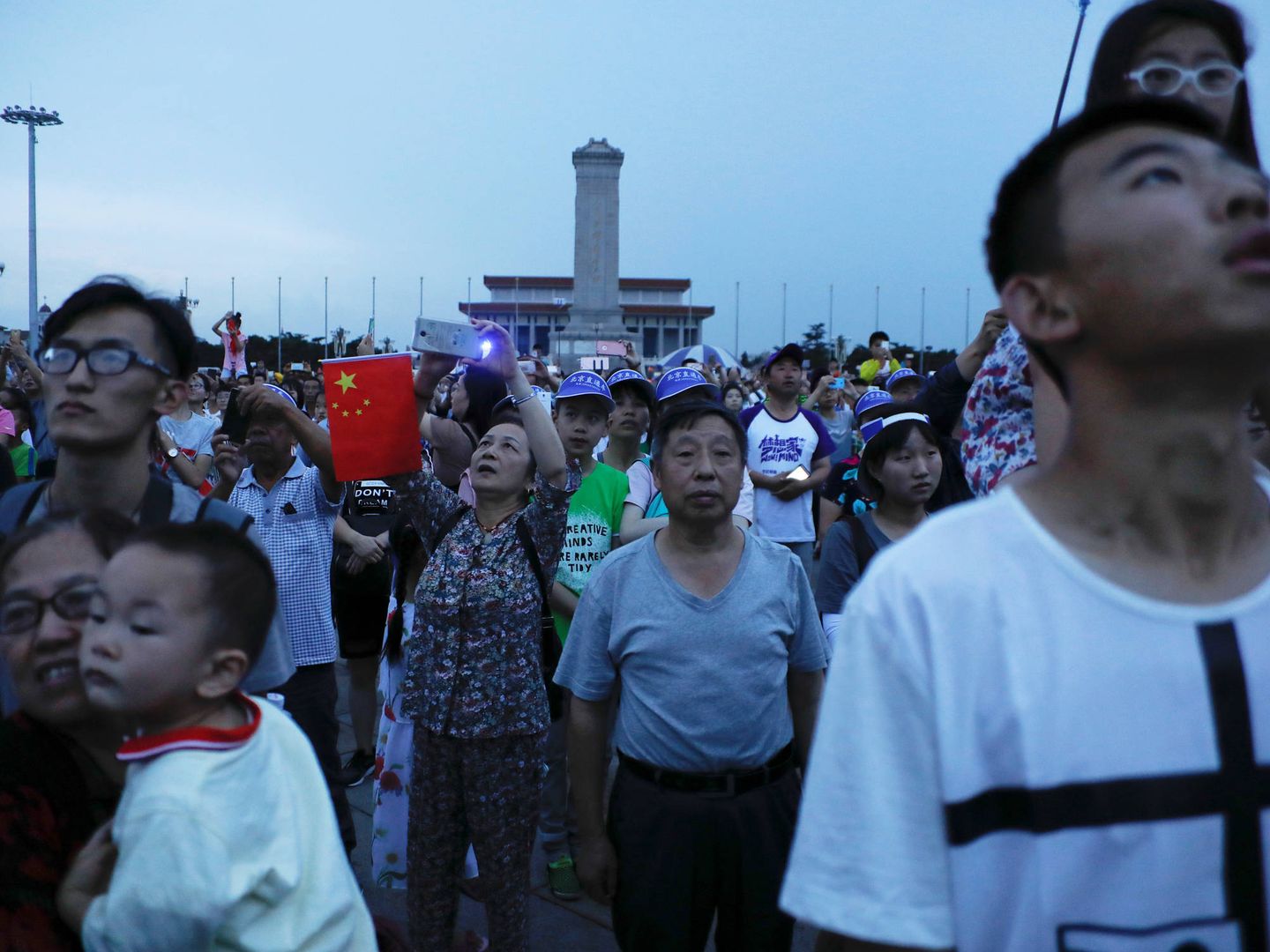 Ciudadanos chinos durante una ceremonia de izado de bandera en la Plaza de Tianamen, Pekín. (Reuters) 