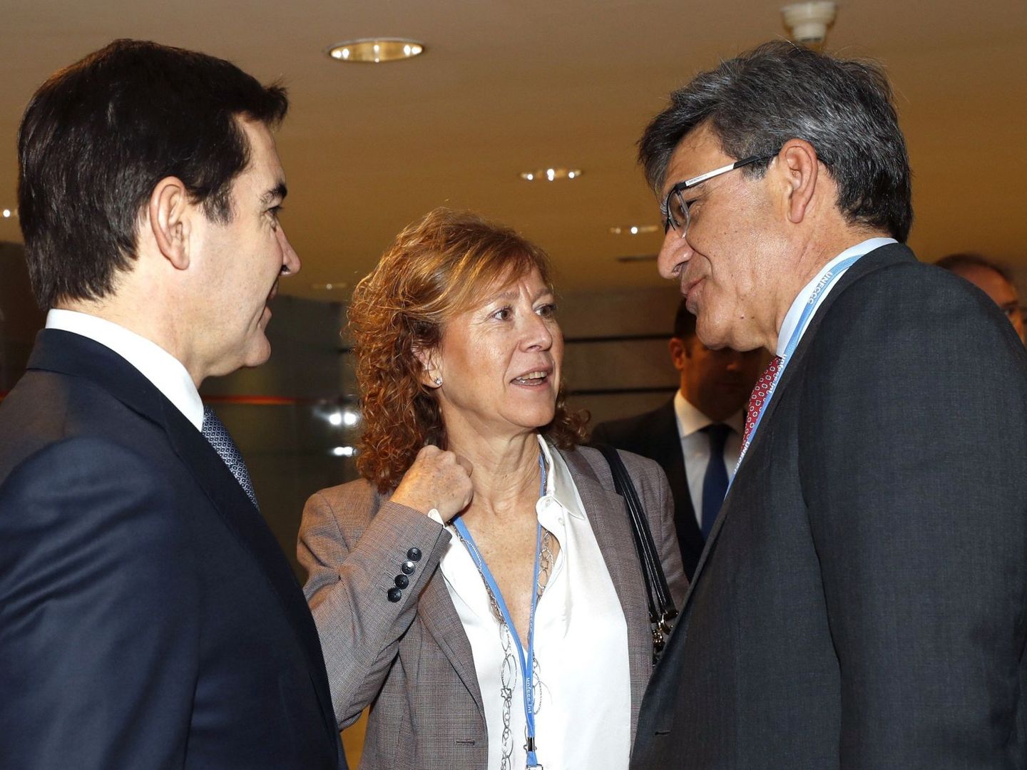 Margarita Delgado, junto a Carlos Torres (i), y a José Antonio Álvarez (d). (J.J. Guillén/EFE)