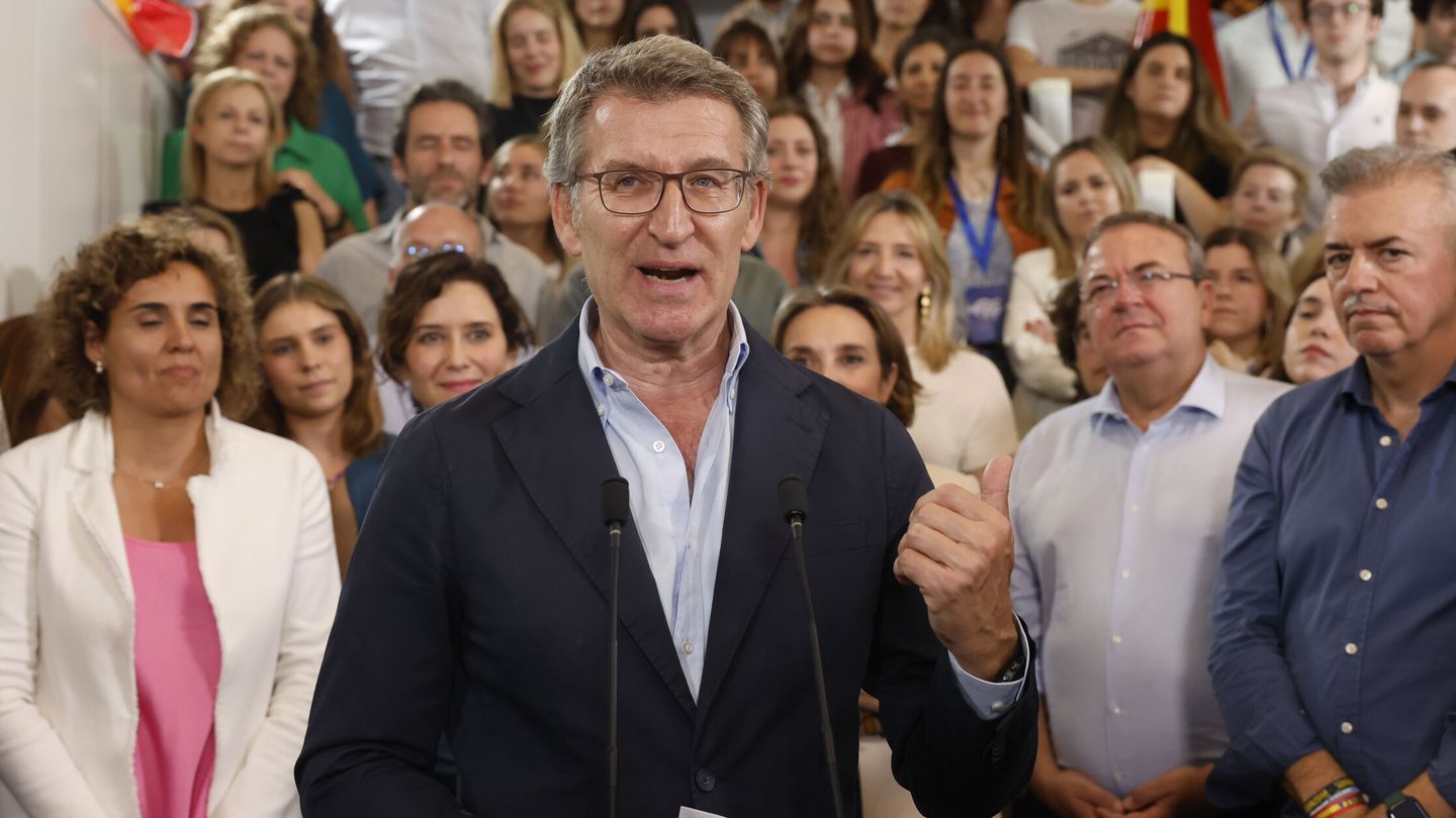 El líder del PP, Alberto Núñez Feijóo (centro), junto a la cabeza de lista del PP a las elecciones europeas, Dolors Montserrat (i). (EFE/Juanjo Martín)
