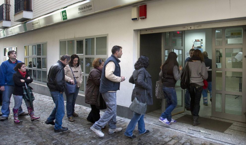 Personas entrando en una oficina de Empleo en Sevilla. (EFE)