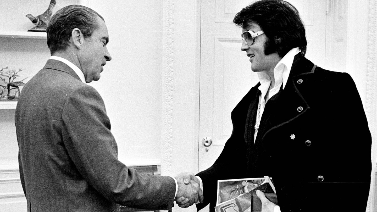 Elvis saluda al presidente Nixon en la Casa Blanca. (Getty)