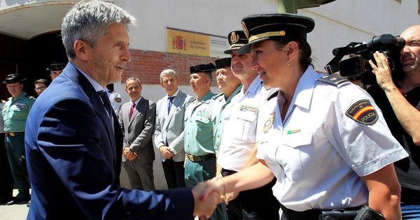 Foto: El ministro del Interior, Fernando Grande-Marlaska, saluda a una agente de Policía en Algeciras este jueves. (EFE) 