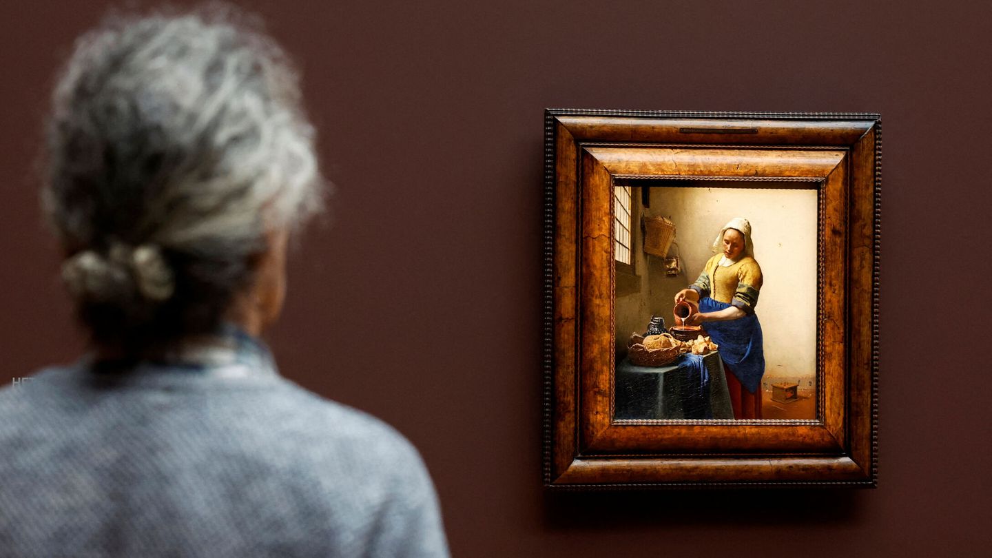 Un hombre contempla el cuadro de Vermeer 'La Lechera', uno de los 28 del artista holandés que se expondrán desde este viernes en la gran retrospectiva en el Rijksmuseum. EFE 