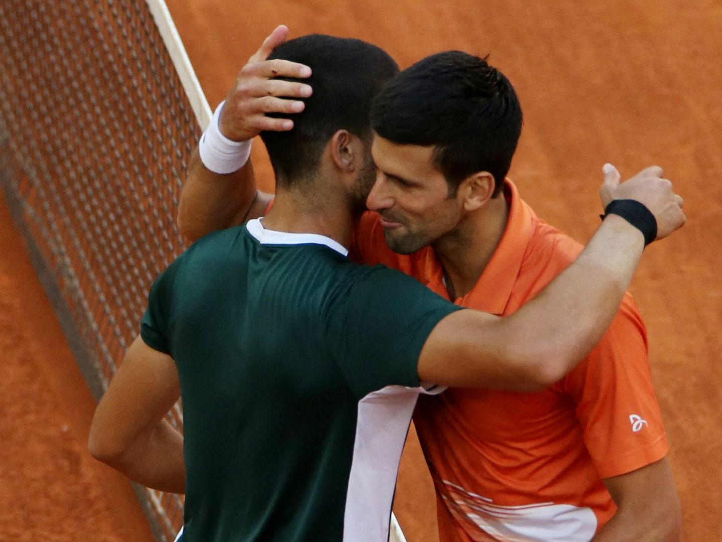Djokovic y Alcaraz se abrazan en Madrid. (Reuters/Isabel Infantes).