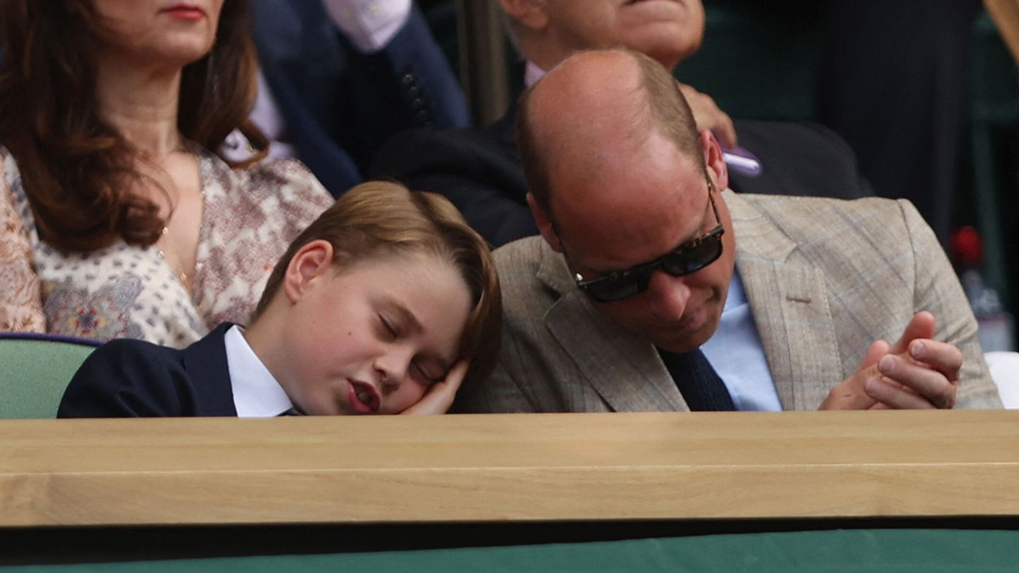 El príncipe George, junto al duque de Cambridge. (Reuters/Matthew Childs)
