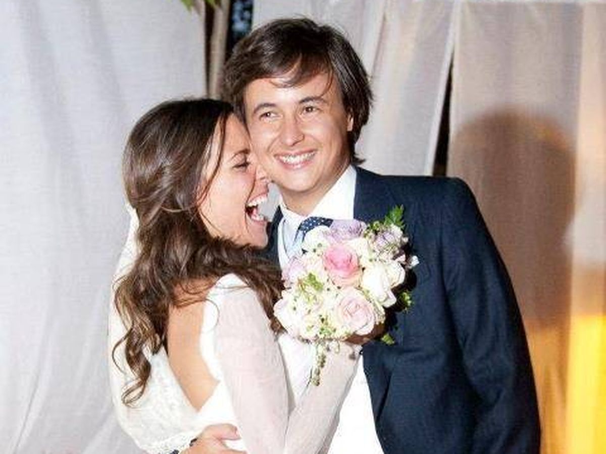 Foto: Paula Ordovás posa con su marido, Eduardo Nieto, el día de su boda. (Cortesía Paula Ordovás)