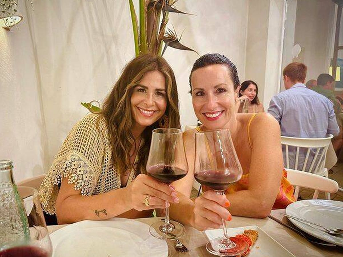 Foto: Nuria Roca, con su hermana Ruth en Menorca. (Instagram/@nuriarocagranell)