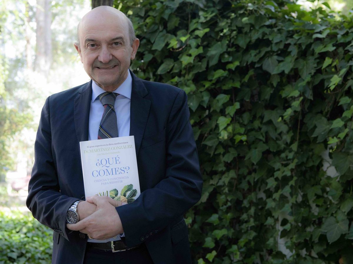 Foto: El Dr. Miguel Ángel Martínez-González, jefe del estudio Predimed, posa con su nuevo libro, '¿Qué comes?', editado por Planeta. 