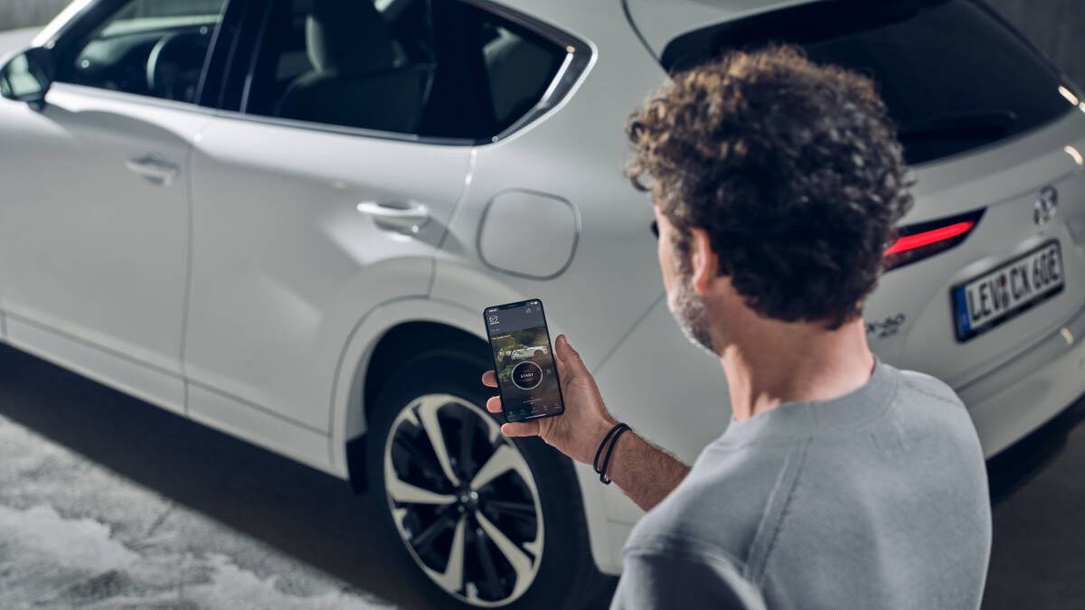 Un coche integrado en tu móvil (y con un sonido de película): la tecnología tras el Mazda CX-60