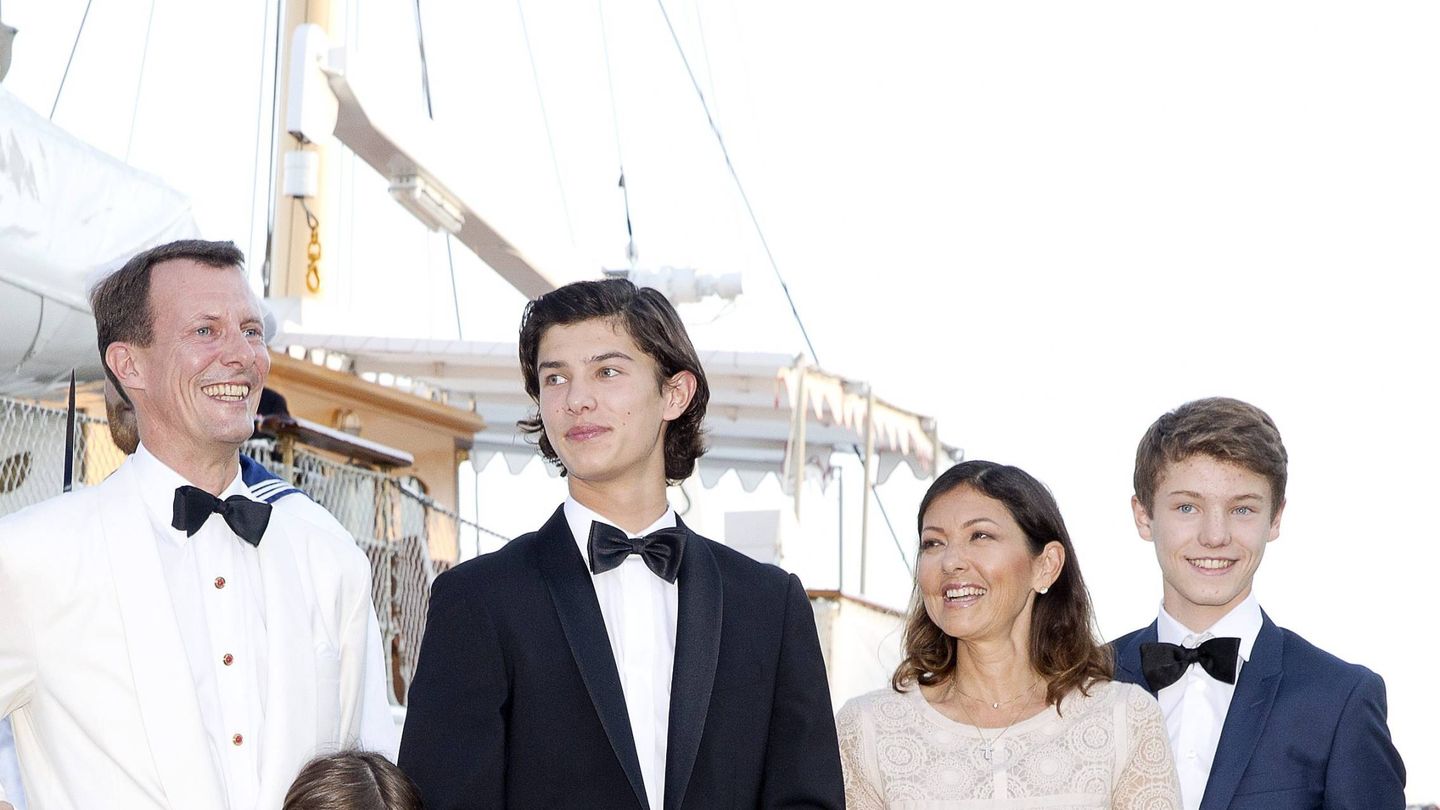 Joaquín y Alexandra de Dinamarca, con sus hijos en la celebración del 18 cumpleaños de Nicolás. (Cordon Press)