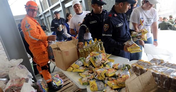 Foto: Personal colombiano organiza la ayuda humanitaria almacenada en un almacén en Tienditas, cerca de la frontera con Venezuela, el 8 de febrero de 2019. (Reuters)