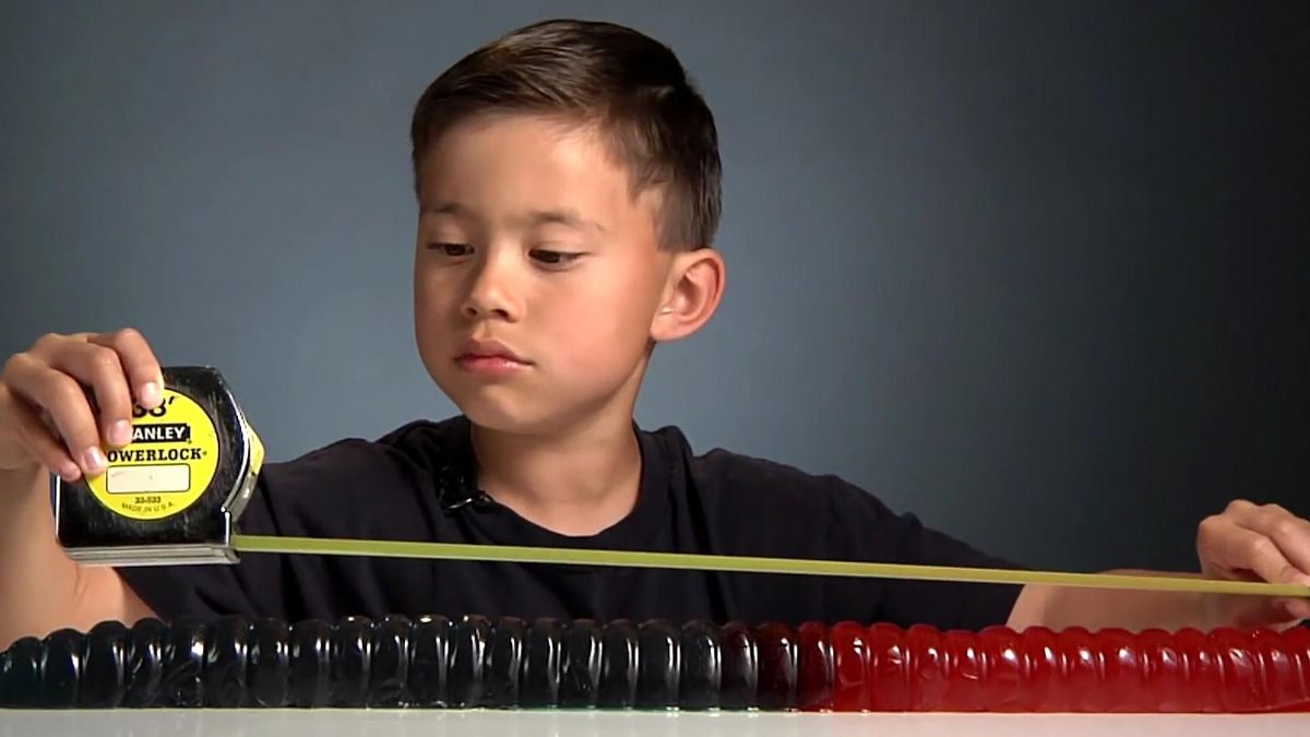 Este niño de 9 años gana un millón de dólares al año probando juguetes en YouTube