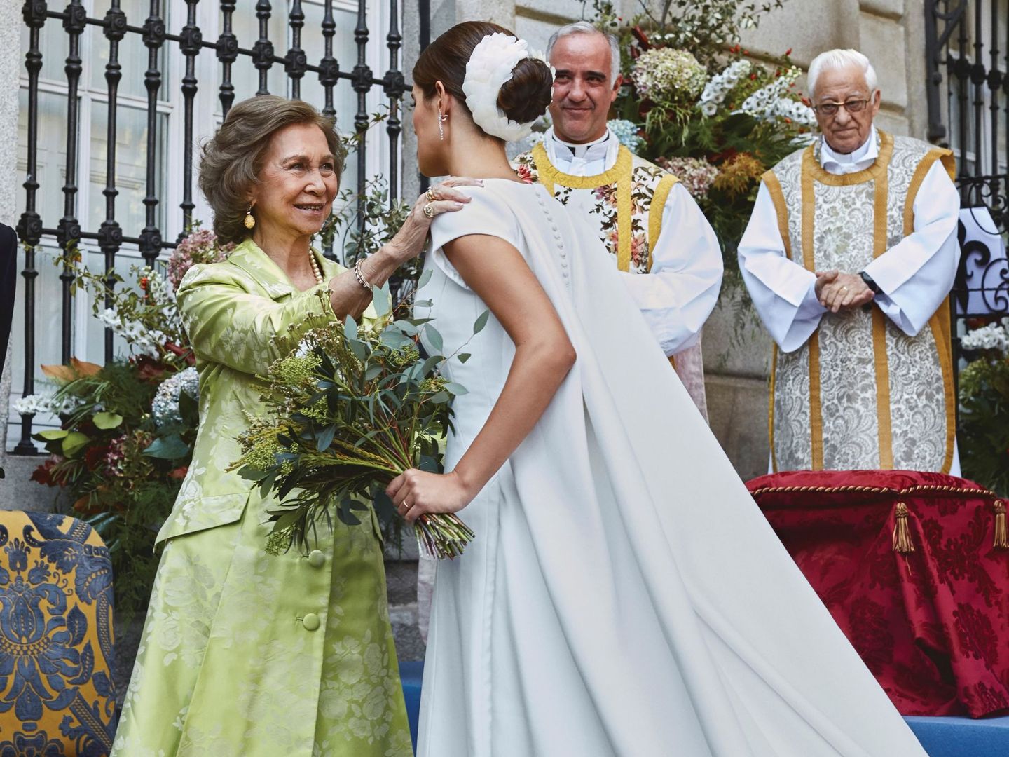 Sofía Palazuelo saluda a la reina Sofía a su llegada al altar en los jardines del palacio de Liria. (EFE)
