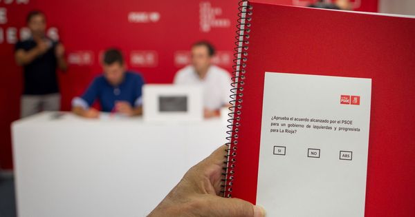 Foto: Vista de la papeleta de la votación en el PSOE riojano para aprobar el pacto. (EFE)