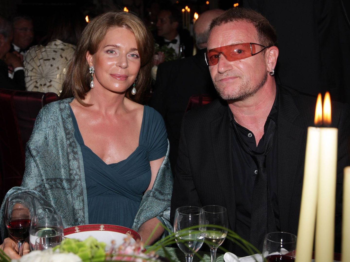 Con Bono, cantante de U2, en una cena benéfica. (Getty)