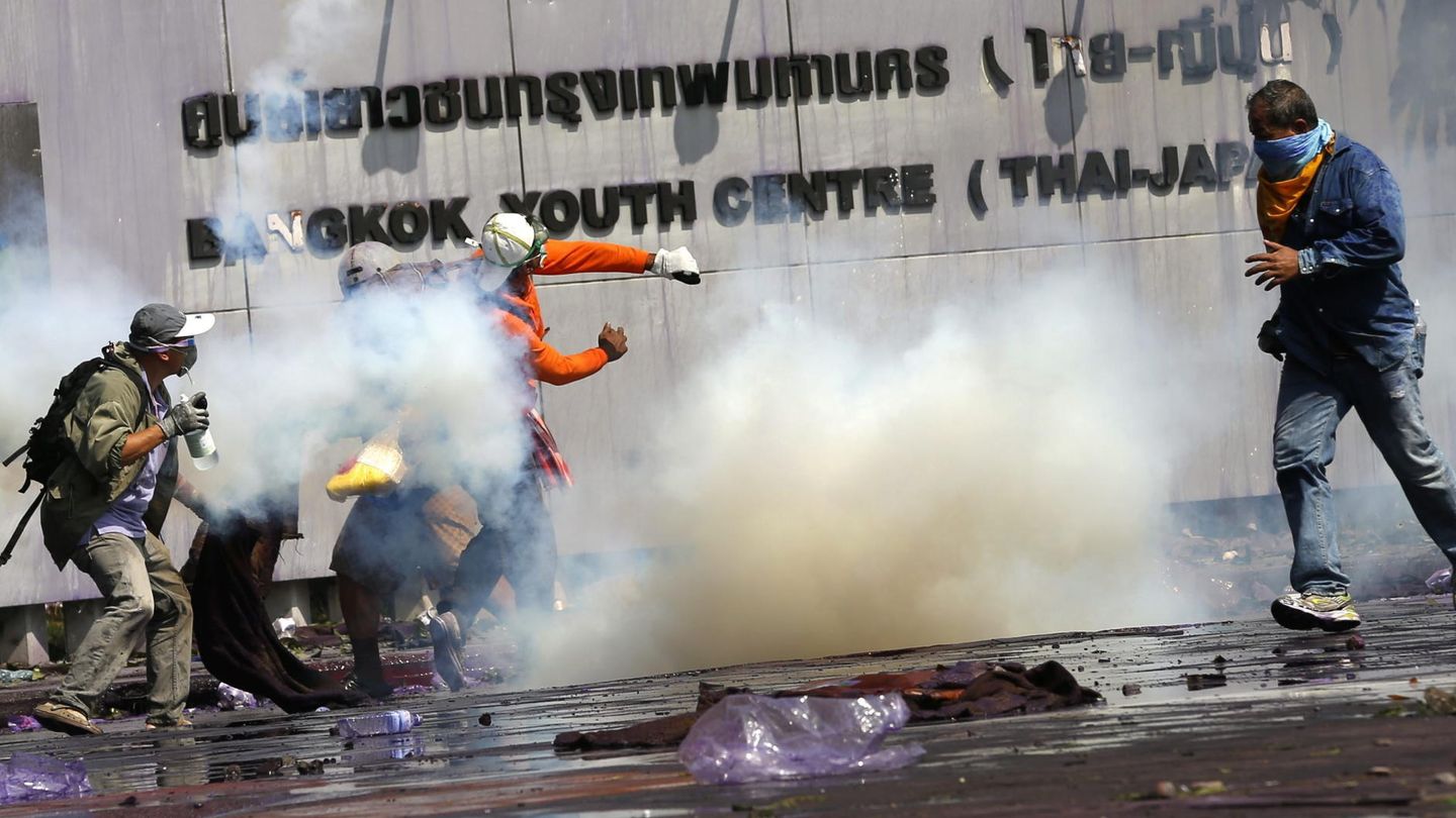 Enfrentamientos durante  las protestas en Bangkok (Efe).