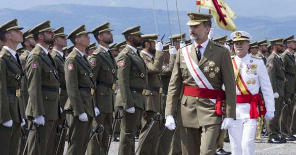 Foto: Felipe VI preside el nombramiento de 481 nuevos sargentos. (EFE).