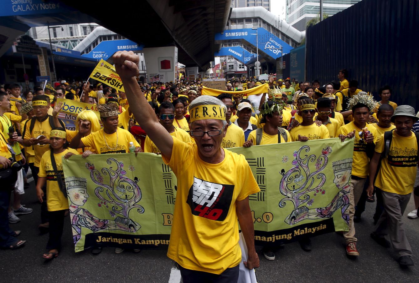 Un seguidor del grupo prodemocrático Bersih, durante una marcha de protesta en Kuala Lumpur, en agosto de 2015. (Reuters)