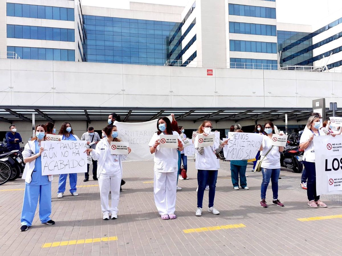 Foto: Protesta de sanitarios en el Hospital La Fe de Valencia.