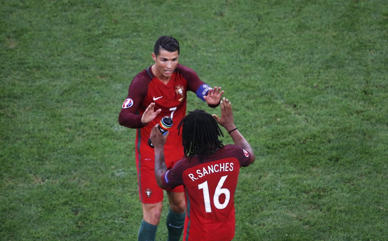 Cristiano Ronaldo felicita a Renato Sanches después de su gol a Polonia (Eric Gaillard/Reuters)