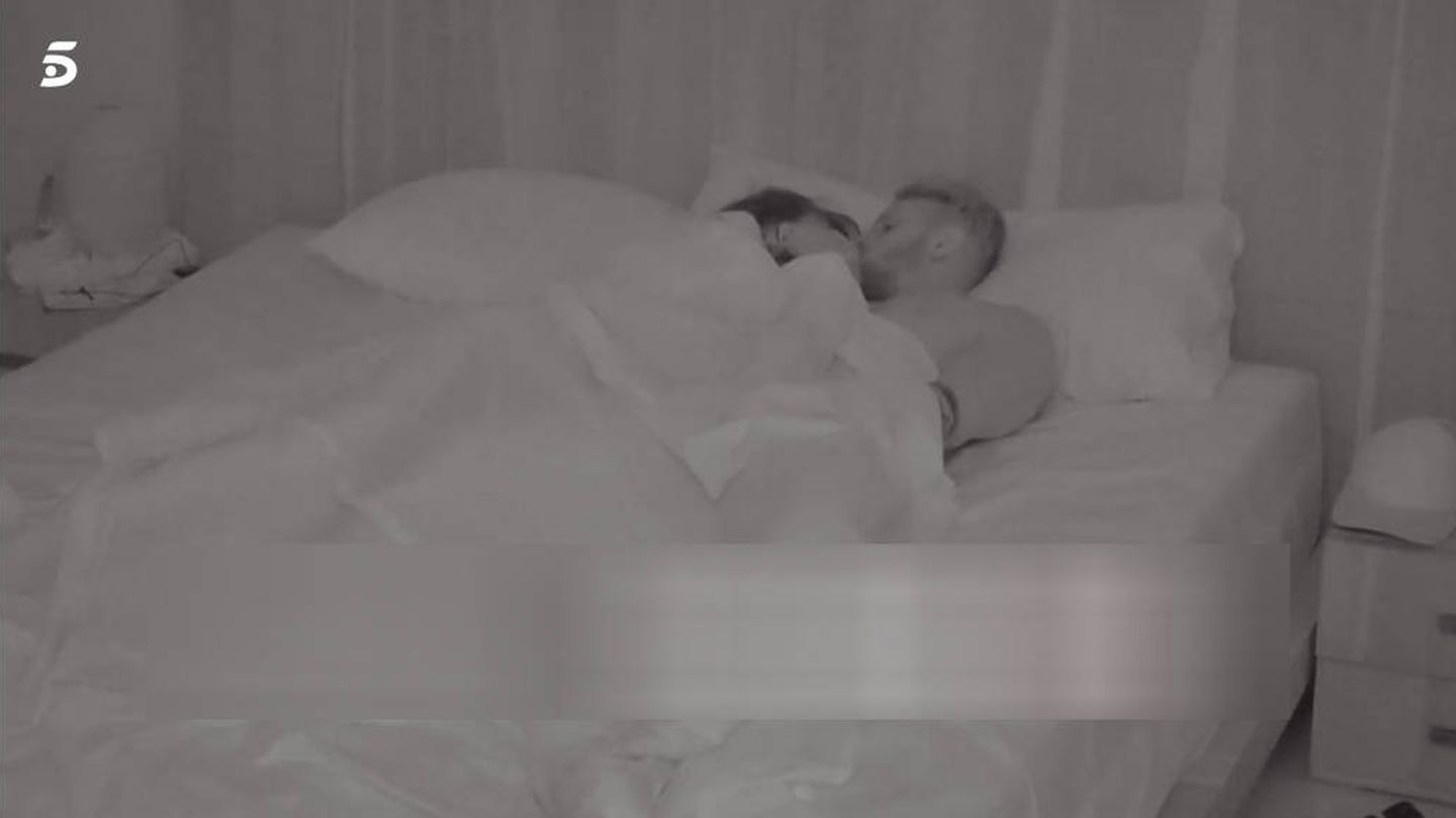 Andrea y Óscar, juntos en la cama, en 'La isla de las tentaciones'. (Captura de Mediaset)