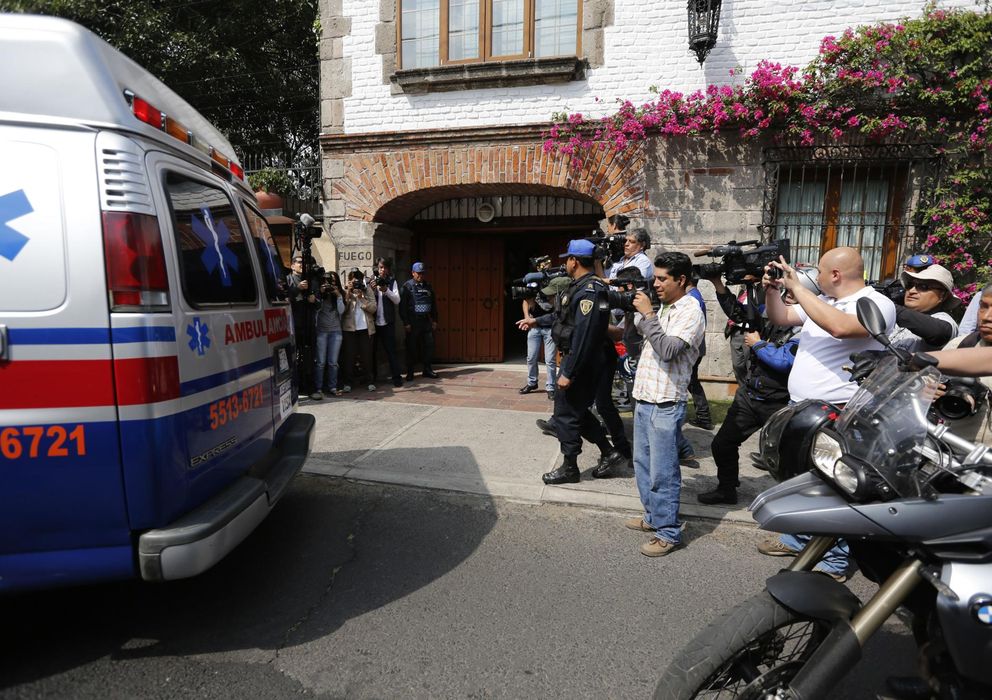 Foto: Prensa y ambulancias junto a la casa mexicana de García Márquez (REUTERS)