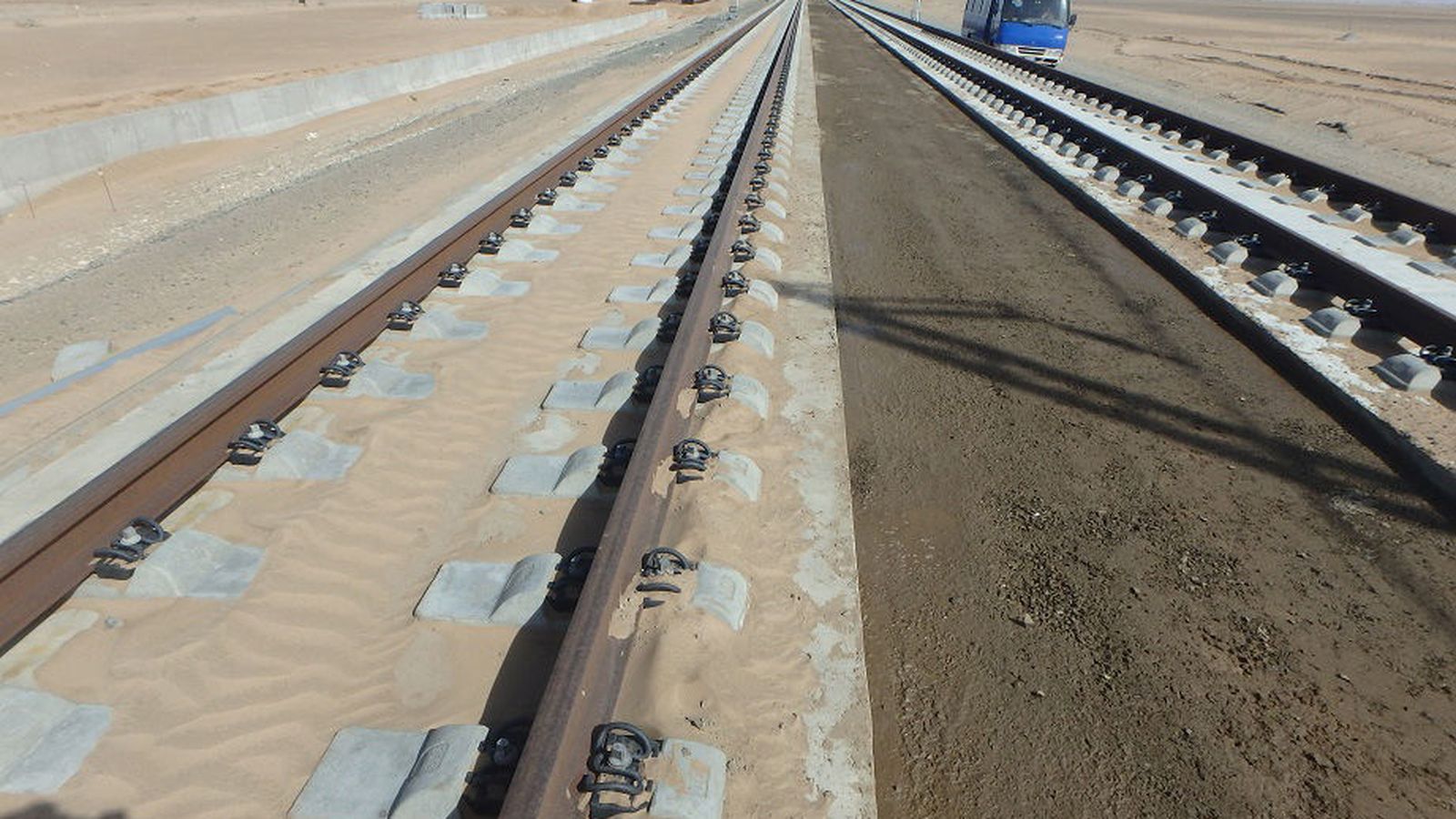 Foto: Un tramo del AVE a La Meca con el ensayo de muro y arena sobre la vía en placa. (El Confidencial)