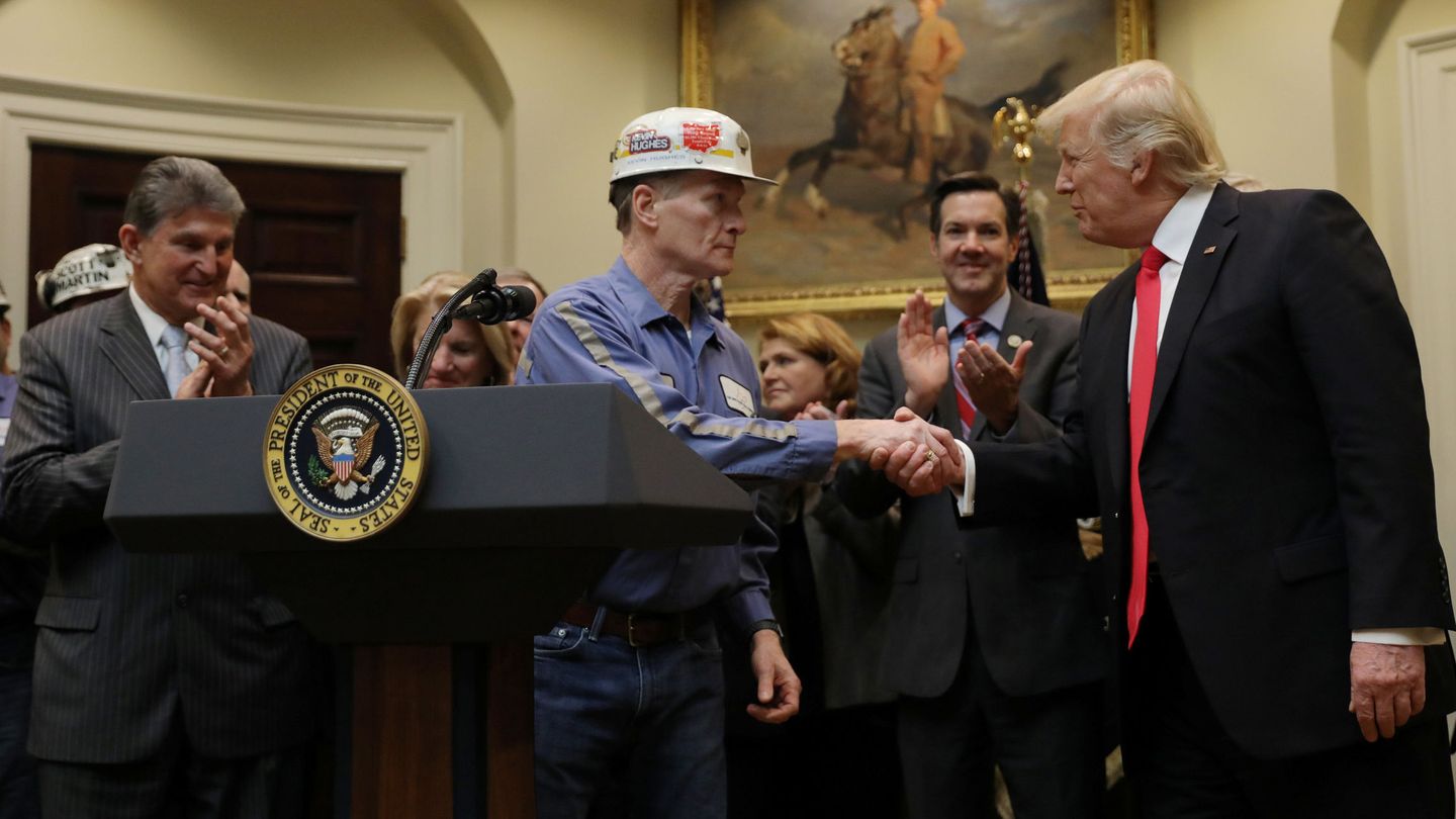 Un minero del carbón le da la mano al presidente Trump en la Casa Blanca. (Reuters)
