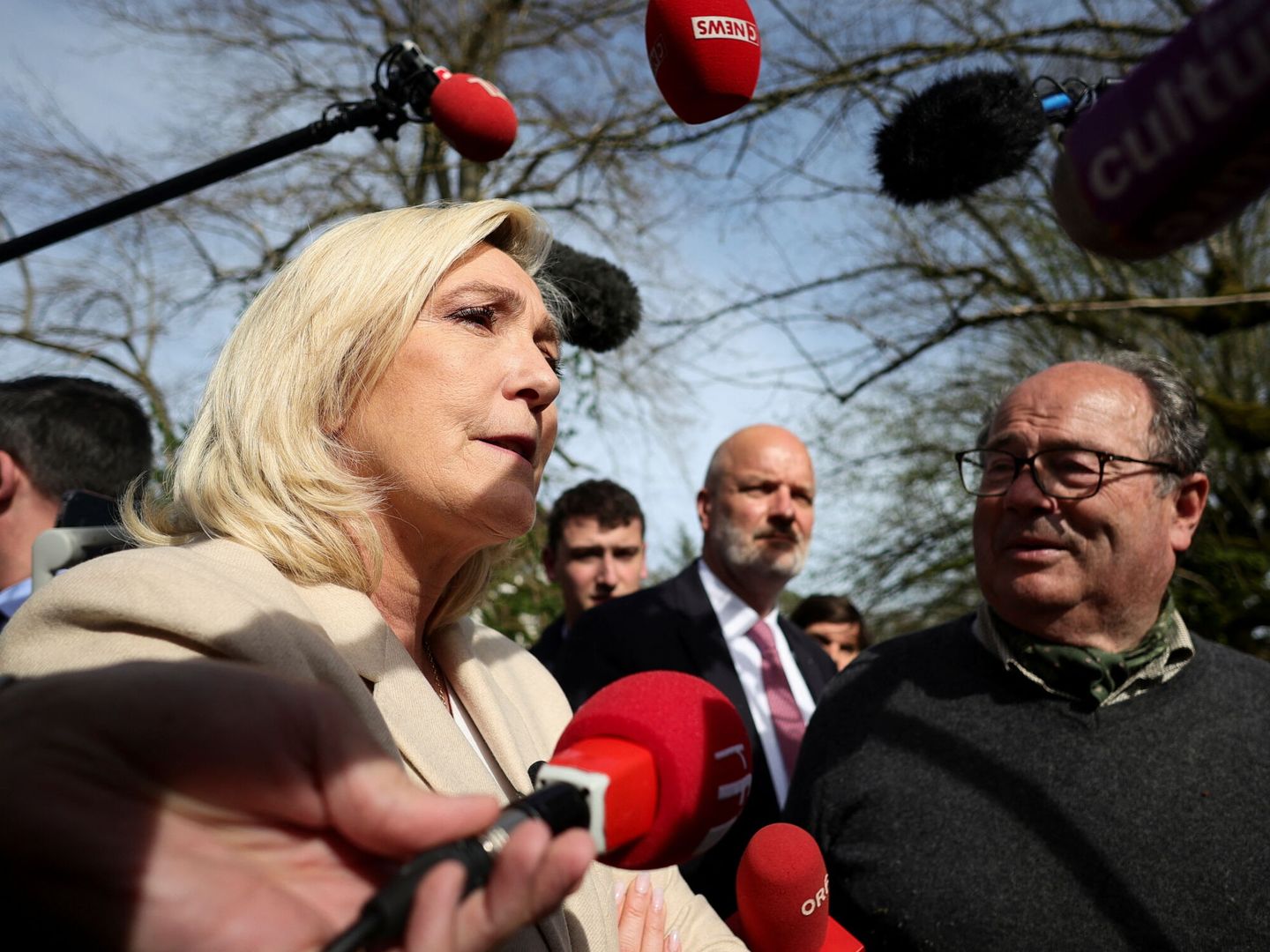 Le Pen habla con los medios tras certificarse su salto a la segunda vuelta de las presidenciales. (Reuters)