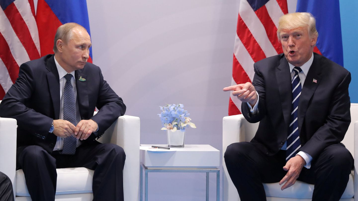 Donald Trump gesticula durante la reunión con Vladimir Putin en la cumbre del G20, celebrada en Hamburgo. (Reuters)