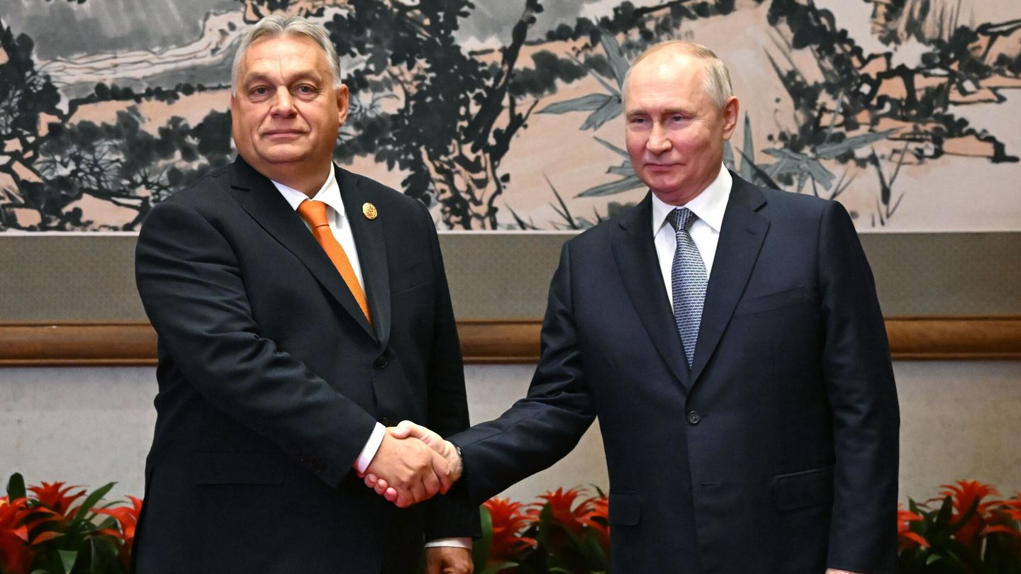 Viktor Orban y Vladimir Putin (EFE/EPA/Grigory Sysoev)