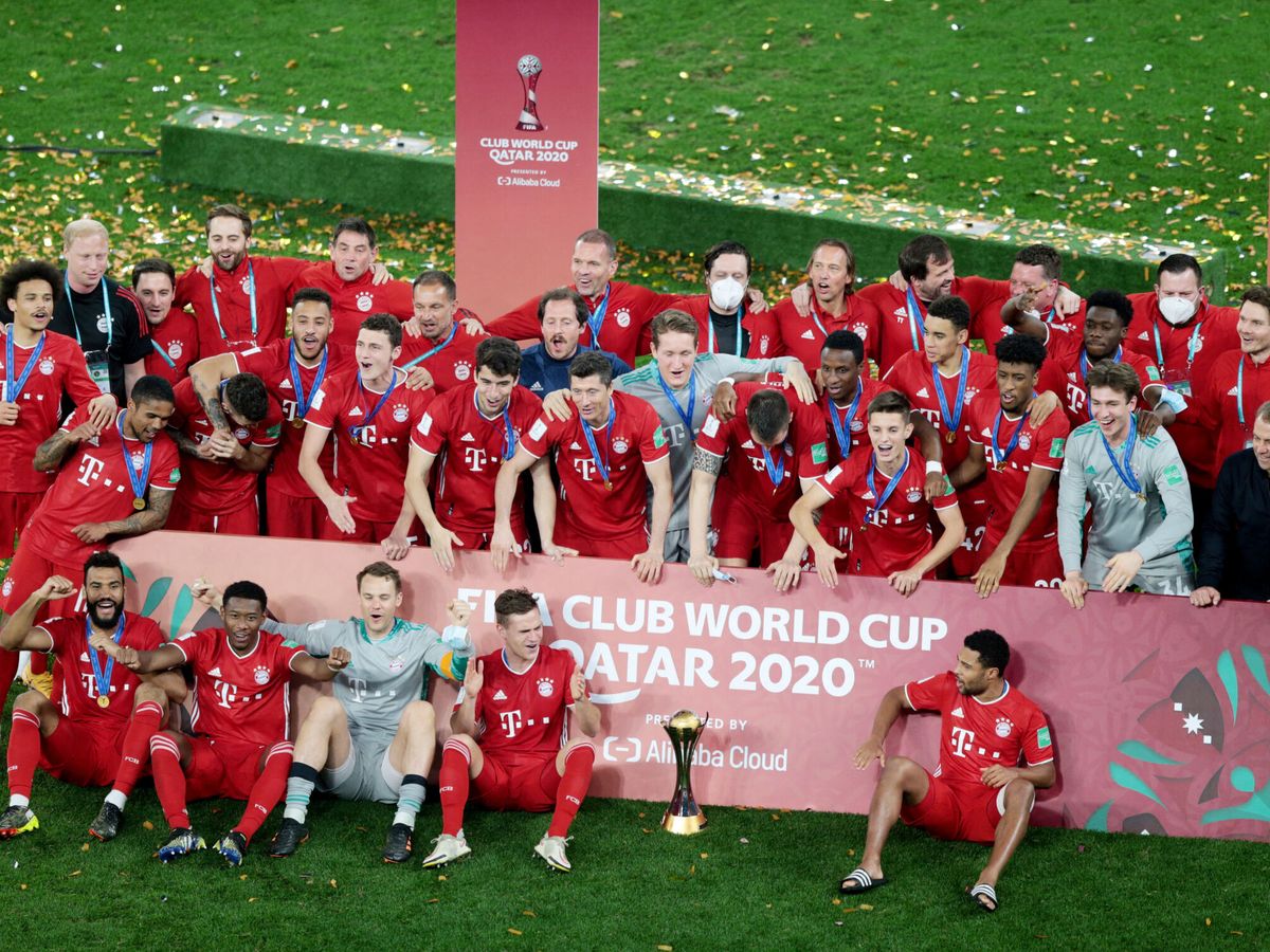 Foto: Bayern Múnich celebrando la victoria con el logo de Qatar. (Reuters/Mohammed Dabbous)
