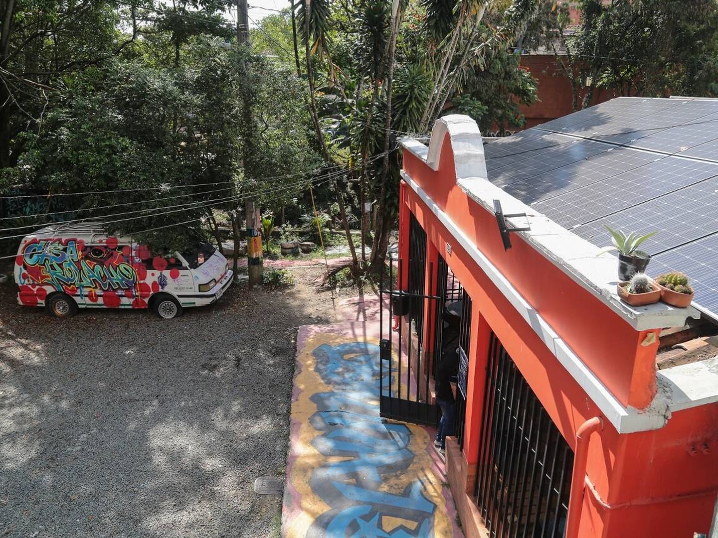 Paneles solares en el tejado de Casa Kolacho en la Comuna 13 de Medellín. Foto: EPM