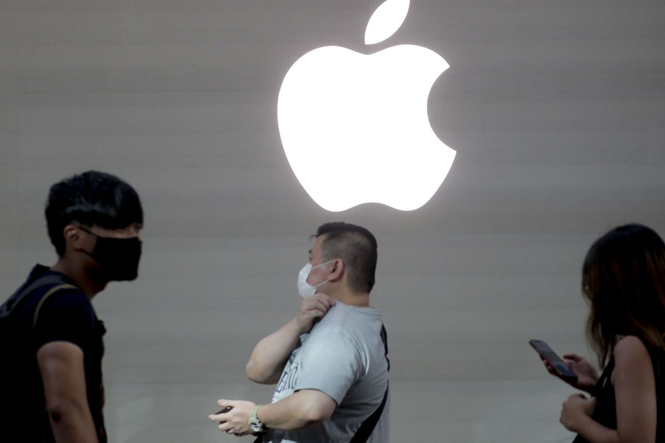 Compradores en una tienda de Apple. (Reuters)