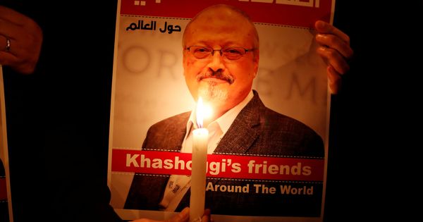 Foto: Un manifiestante sostiene una imagen de Jamal Khashoggi. (Reuters)