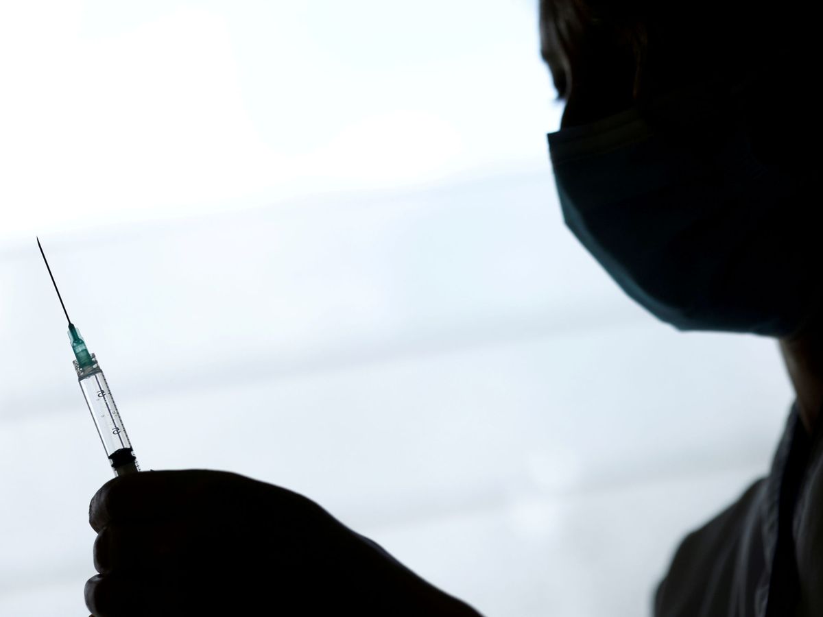 Foto: Un enfermero prepara una vacuna de Pfizer. (Reuters)