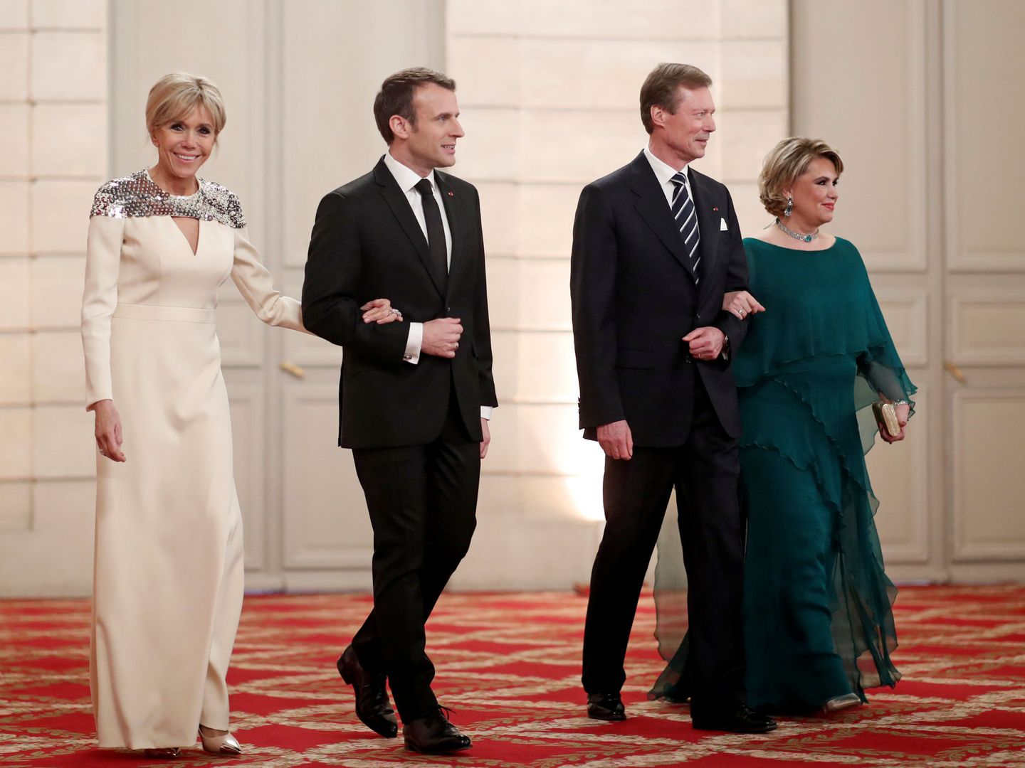 Brigitte Macron junto a su marido y los Grandes Duques de Luxemburgo con el vestido de Louis Vuitton. (Reuters)