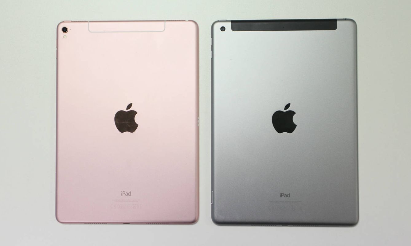 Por fuera, el aspecto de ambos iPads es prácticamente calcado. iPad Pro (i) y el nuevo iPad. (Enrique Villarino)