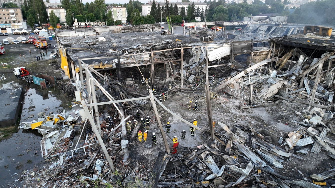 Foto: Ataque con misiles rusos a un centro comercial en Kremenchuk en junio de 2022. (Reuters)