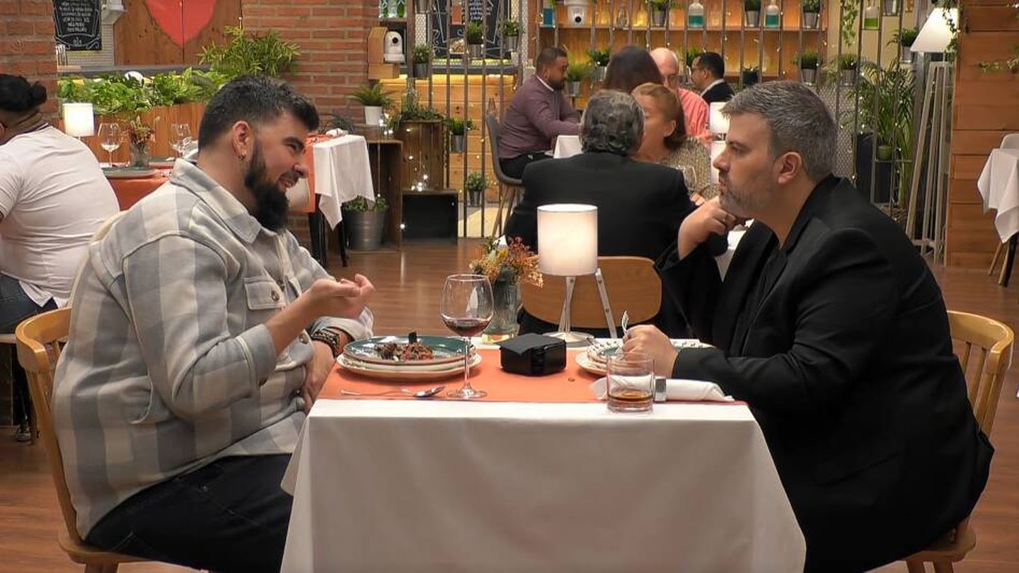 Xavier y Joan se conocen en el restaurante de 'First Dates'. (Mediaset)