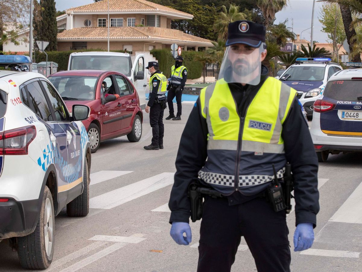 Foto: Un agente de la policía local de Murcia. (EFE)