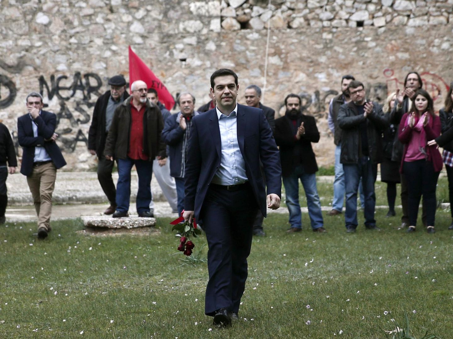 Tsipras, tras su elección como primer ministro, rinde  homenaje en Atenas a los griegos asesinados por los nazis (Reuters).