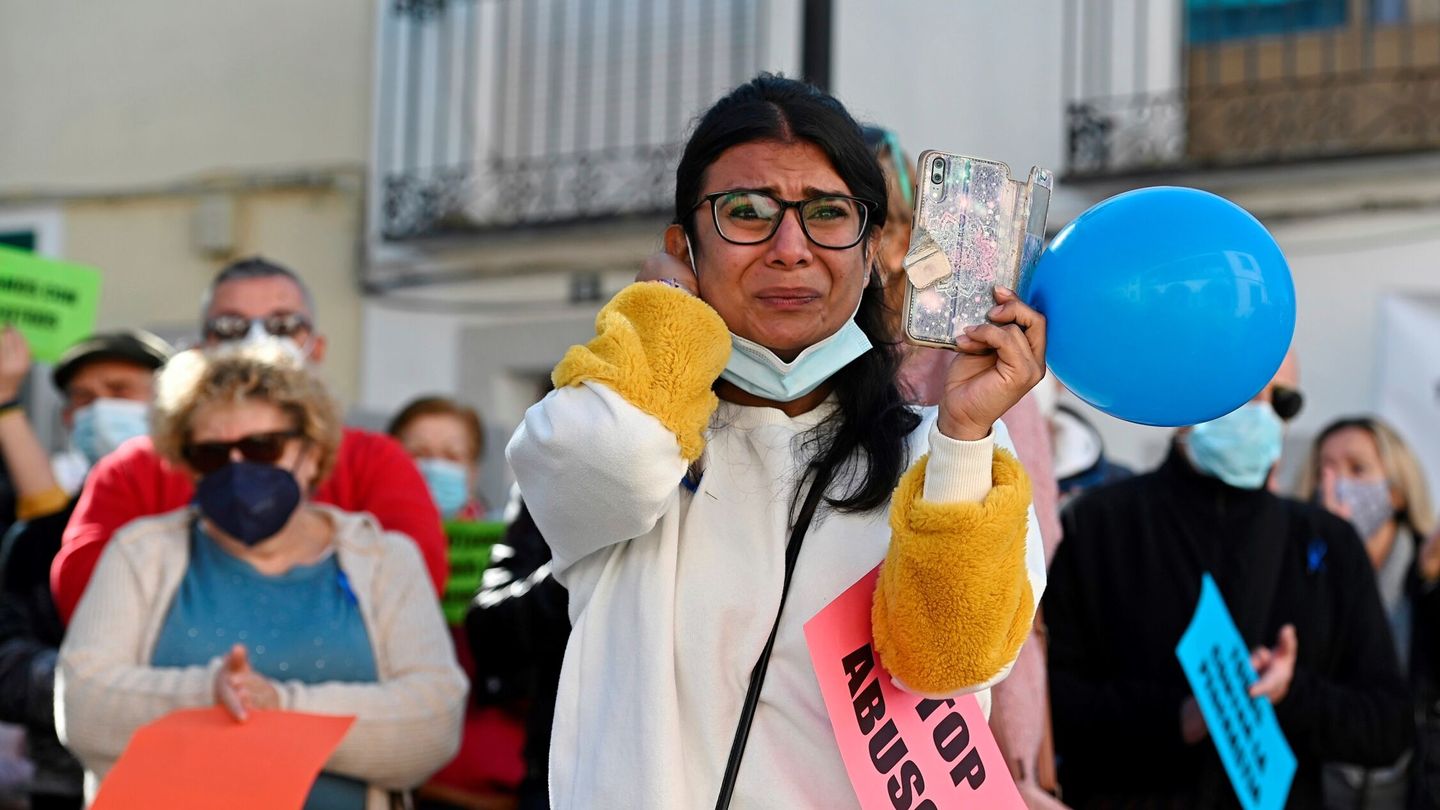 Vecinos de Valdeavero se concentran en contra de la pederastia y para apoyar a las víctimas del frutero de Valdeavero. (EFE/Fernando Villar)