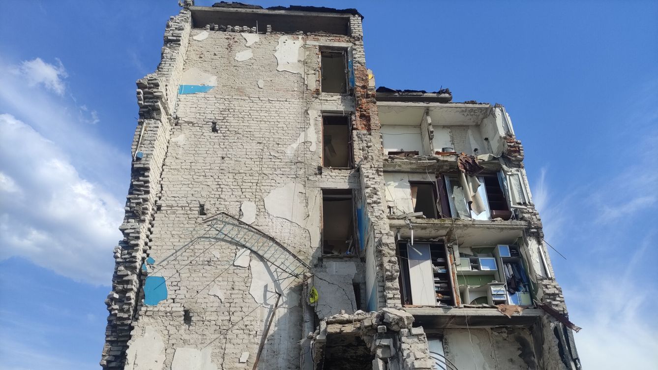 Foto: Un bloque de viviendas de Izium devastado por una bomba rusa antes de la ocupación de la ciudad. 