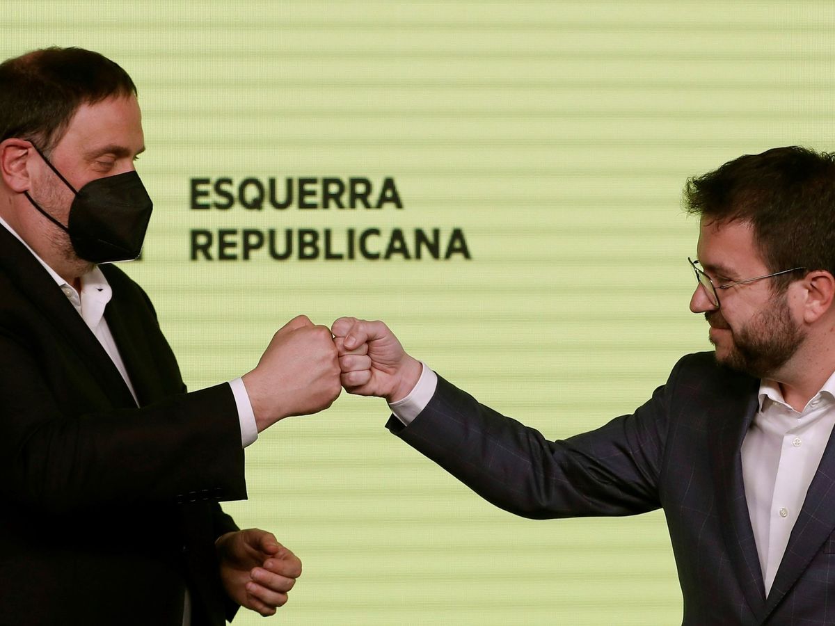 Foto: El candidato de ERC, Pere Aragonès, con el presidente de su partido, Oriol Junqueras, tras las elecciones. (EFE)