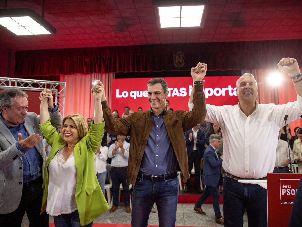 Foto: Pedro Sánchez junto a Juan Espadas, la exalcaldesa de Jerez Mamen Sánchez y Juan Carlos Ruiz Boiz, líder del PSOE de Cádiz. (EFE/Román Ríos)
