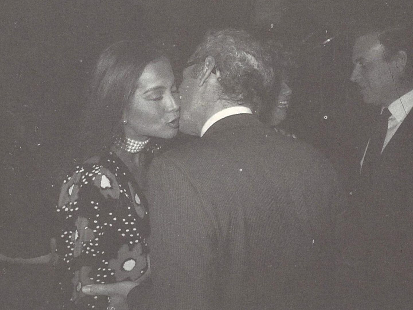 Isabel besa a Boyer en presencia de Carlos Falcó. (Del libro 'Isabel Preysler. Reina de corazones')